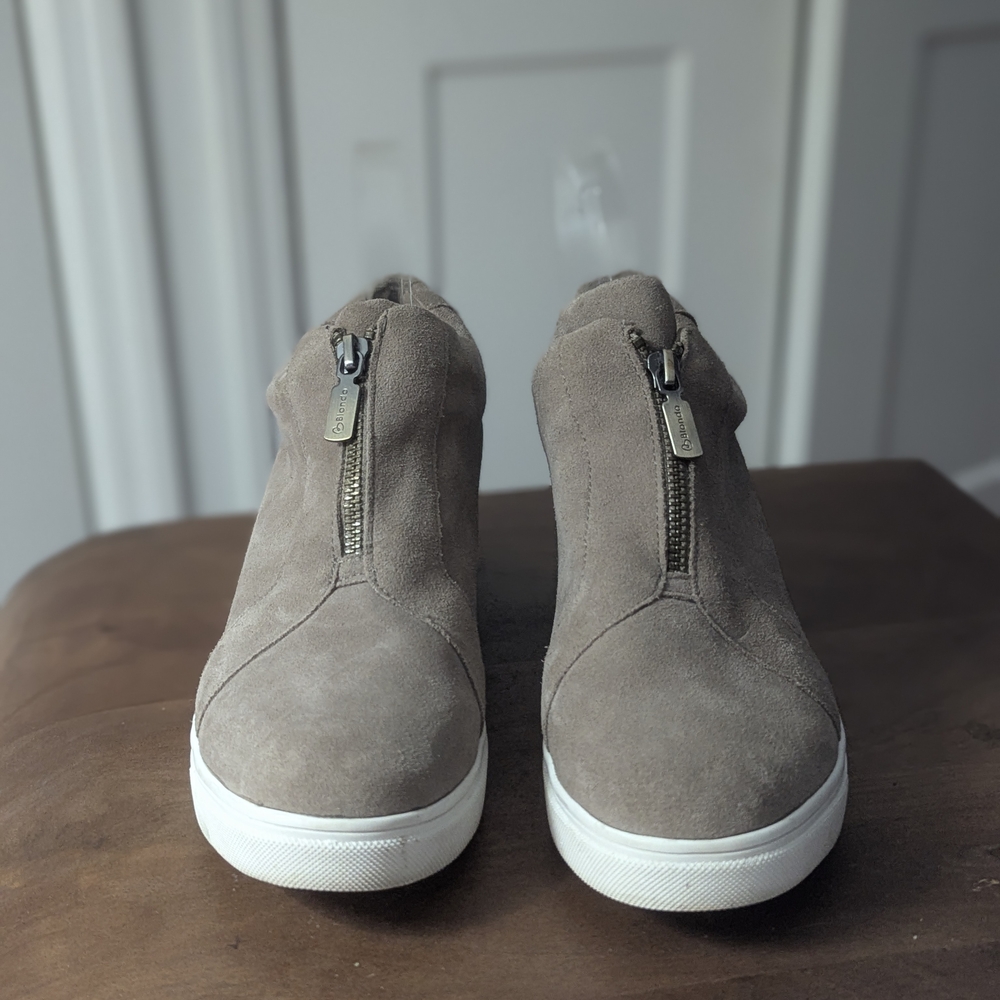 Blondo Tan Sneakers Hidden Wedge Side Zipper Sz Women's 9 Waterproof Even Used - Picture 7 of 9